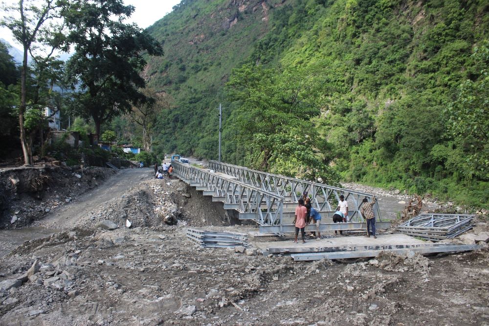 दुई हप्तामै जडान भयो भुरुङ्गखोलामा बेलीब्रिज       